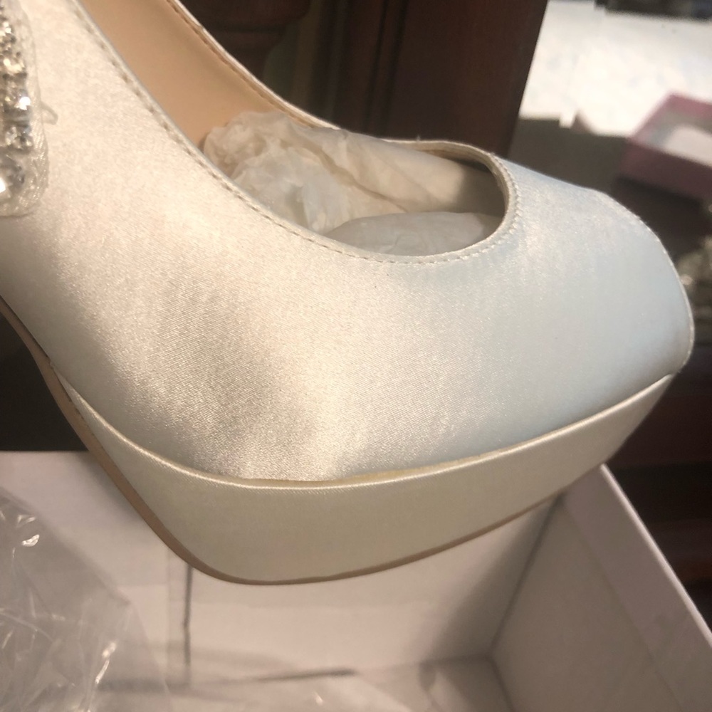 Shoes - Picture 5 of 6